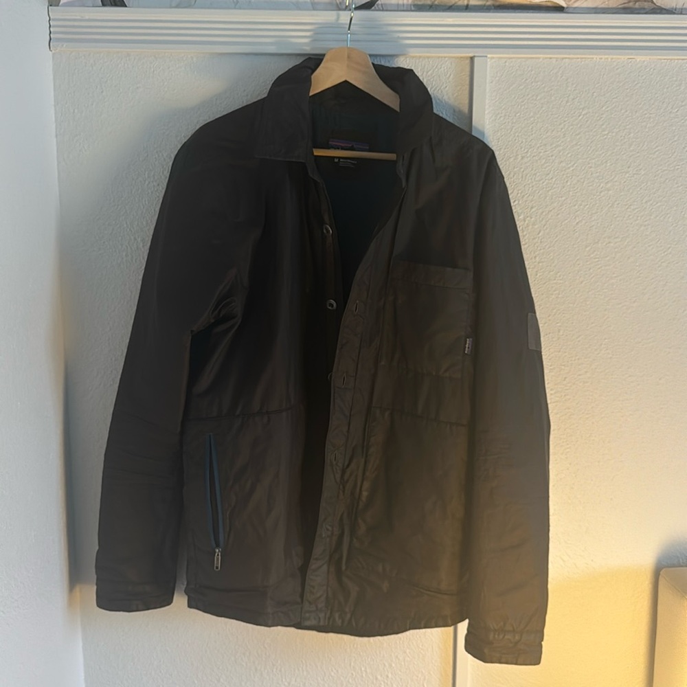 Collard, dress/travel shirt. Insula down.